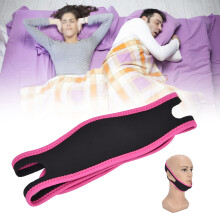 Bande de menton anti-ronflement rouge et noire avec des ouvertures confortables pour les oreilles