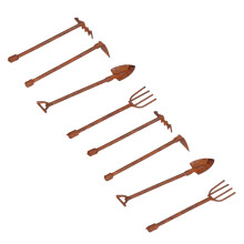 Ensemble d'outils de jardin en métal rouillé à l'échelle 1:12 pour des projets agricoles de maison de poupée.