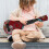 Ukulele giocattolo rosso in plastica mini 43x14 cm per bambini 3+ anni 11