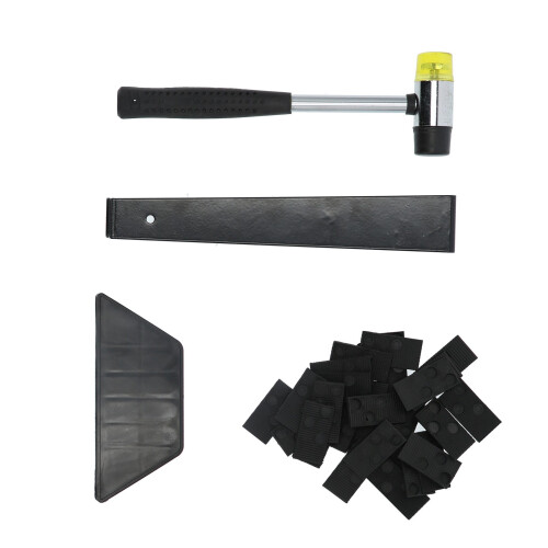 Outils d'installation de sol noirs : entretoises, marteau, bloc