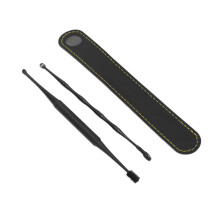 Set de nettoyage des oreilles en métal noir avec cuillère auriculaire et brosse.