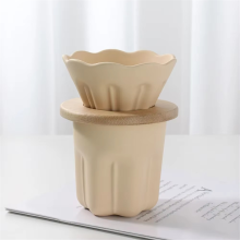 Conjunto de cafeteira manual com filtro e chaleira, verde claro.