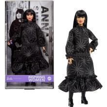 Barbie-innostavia naisia ??Anna Sui -nukke kerδily Boho Chic Black Dress -asussa, saappaat aurinkolasit ja hajuvesitarvikkeet