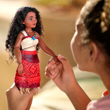 Offizielle singende Puppe Moana 2 im Disney Store bewegliches Disney-Prinzessin-Spielzeug mit authentischem Kostm, Herz von Te Fiti-Halskette, H