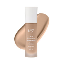 No7 Lift & Luminate Triple Action Serum Foundation - Liquid Makeup met SPF 15 voor een Glowy Basis