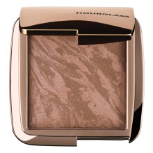 Hourglass Ambient Lighting -pronssi kirkkaassa pronssisessa valossa. Korostava pronssi luonnolliseen auringon hehkuun. Vegaani ja Cruelty-free.