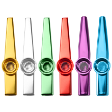 Satz mit 6 farbigen Kazoo-Musikinstrumenten aus Metall. Guter Begleiter für eine Gitarren-Ukulele. Tolles Geschenk für Kinder und Musikliebhaber.
