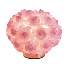 Lampe de table nordique avec bouquet de roses et lit romantique