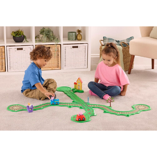 Peppa Pig Whizz Around Peppa's Runabout Town Set Motorised Vehicles Track 2