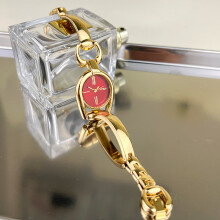 (Golden shell and red face) Retro button bracelet watch, fashionable ladies' bracelet, casual and fashionable quartz watch