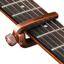 Capotraste de guitarra ajustável com roletes, perfeito para troca rápida de afinação (B)