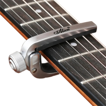 Capotraste de guitarra ajustável com roletes, perfeito para troca rápida de afinação.