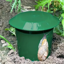 (Green) High-Quality Snail and Slug Trap, Non-Electric Insect Control Catcher for Garden and Lawn Durable Plastic Bug Trapper with Safe Cage Design