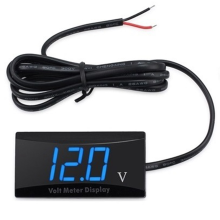 Voltímetro digital para bateria de 12V com display LED azul.