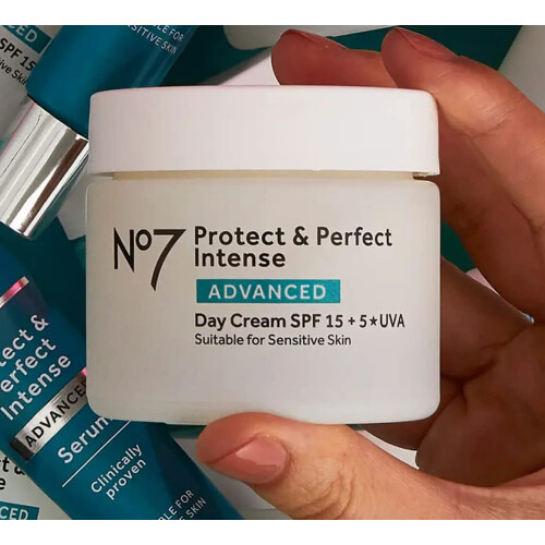 Boots No7 (Twin Pack) No7 Protect & Perfect Day & Night Cream Bundle Set (50ml each) 1