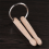 Mini trommestik nøglering med træring – Percussion B 7