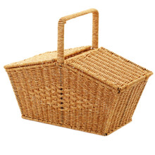 Håndkurv i pastoralt stil med låg, imitert rattan