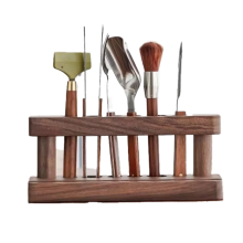 Juego de té de madera para seis caballeros con accesorios y herramientas para el té.