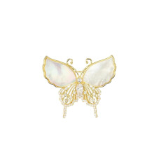 Franse vintage vlinderbroche: delicate geëmailleerde bloemenspeld met kanten accenten, elegante blouse-accessoire voor vrouwen