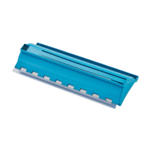 Een spuitbeschermfoliesnijder wordt gebruikt om de met lak bedekte auto te bedekken met tape.