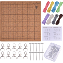 Macramé bordset van 28x28 cm voor volwassenen, beginners, 40 m koord, hout en spelden met 10 sleutelhangers, vlechtwerk