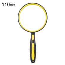 Draagbare gele vergrootglas met een lens van 110 mm diameter, geschikt voor het lezen van boeken en kranten door ouderen