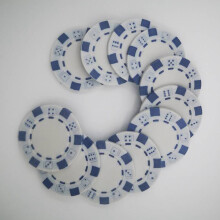 100 kpl pokeripelimerkkisetti Hold'emille, Blackjackille ja uhkapeleille, kantolaukussa korttipainikkeet ja noppatyyliset kasinopelimerkit