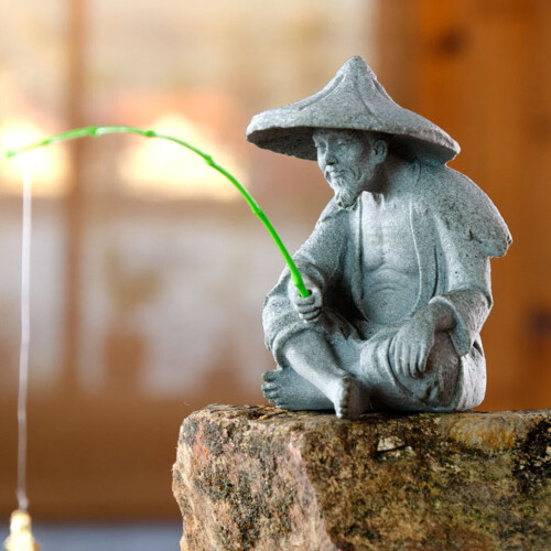Mini statuetta di pescatore in resina per acquario 2