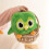 Speelse groene Duolingo uil knuffel voor kinderen. 1