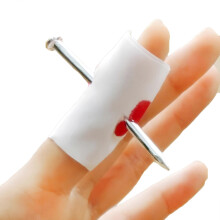 2 pezzi di giocattoli per scherzi con sangue, scherzi magici, scherzi con unghie finte attraverso il