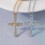 Collana con croce alla moda per donne e uomini, colore oro e argento, collana con crocifisso di Gesù 4