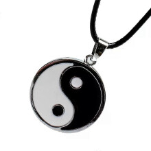Ciondolo Yin Ying Yang con ciondolo nero bianco e cordino in pelle nera 20