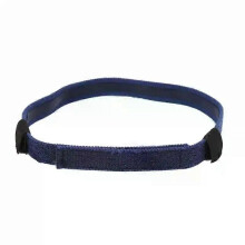 (B) Diadema protectora para cánula nasal con forro de silicona, elástica y ajustable para evitar molestias