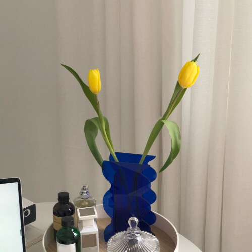 Acrylvase in Blau mit Wellenform - moderne, einzigartige Form 8,8 oz 2