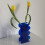 Acrylvase in Blau mit Wellenform - moderne, einzigartige Form 8,8 oz 10