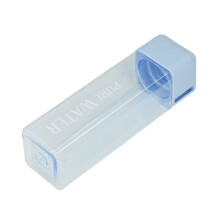 Blaue 500-ml-Wasserflasche mit Buchstabenaufdruck und Handgelenkband