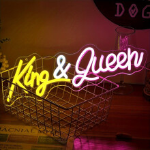 Neonlicht „King & Queen“, gelbe und rosa Buchstaben als Wanddekoration.