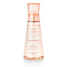 Good Chemistry Queen Bee Body Mist: Sprudlande fruktnoter, svartvinbär och pionhjärta, bärnstensdoft för en djärv, kaxig friskhet