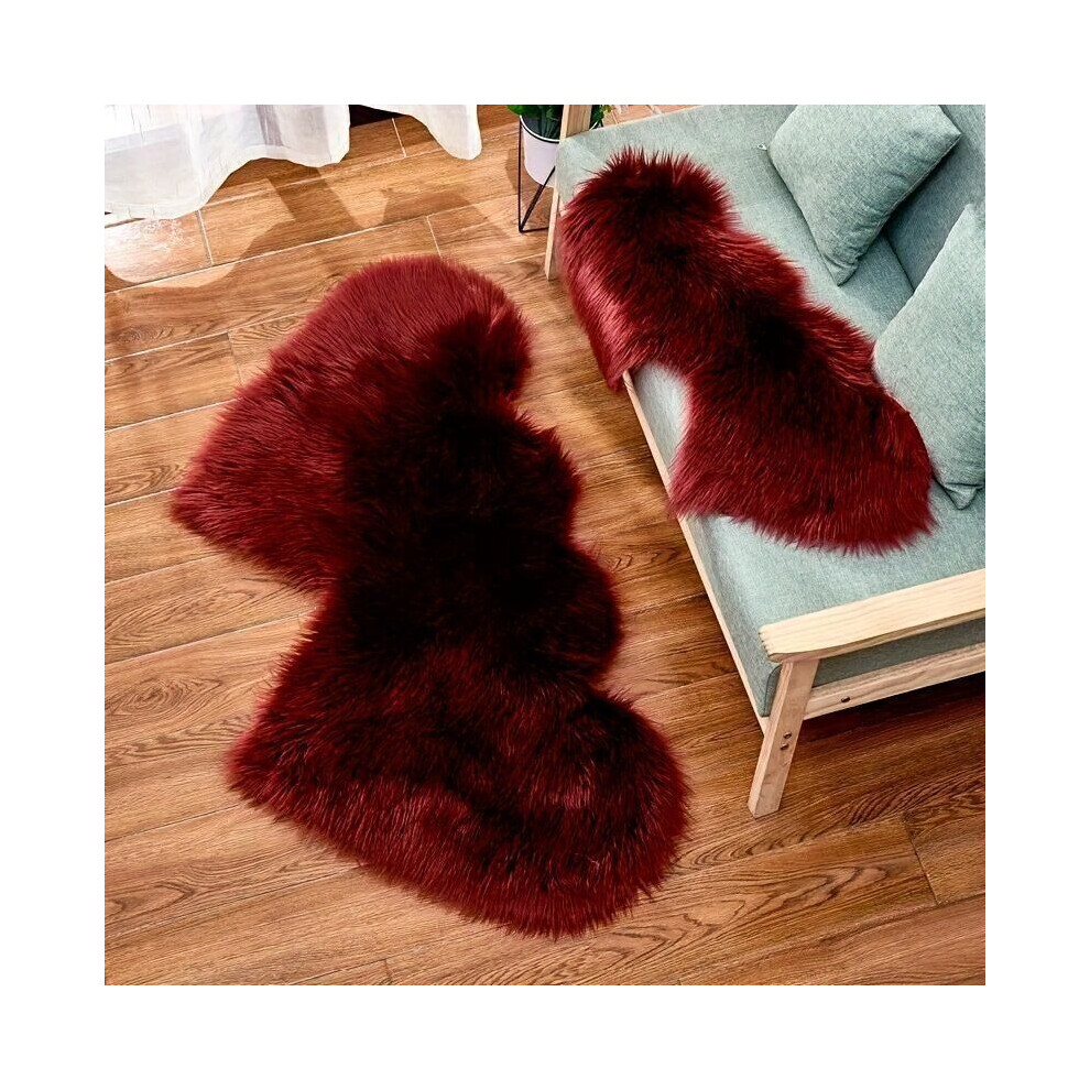 Un morceau de tapis en fausse laine Double Love, doux et moelleux. , Bordeaux