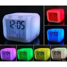 Réveil numérique à LED 7 couleurs changeantes, gadget de bureau, thermomètre d'alarme numérique, cube