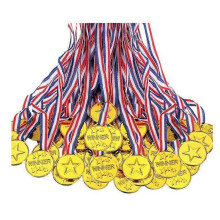 Lot van 100 gouden medailles voor kinderen, plastic winnaarsmedailles, stertrofeeën met halslinten,