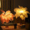 (607) Lampe de table Plume avec télécommande, alimentation USB/piles, base dorée, veilleuse Plume 5