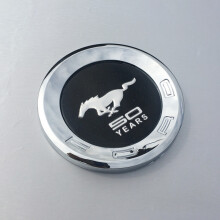 (Mustang 50 Years)Mustang Couvercle de Coffre Arrière Emblème Badge Bouchon d'Essence Ford Anniversaire Logo Chrome 59"