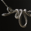 Collana a serpente avvolto, stile neutro e cool 3