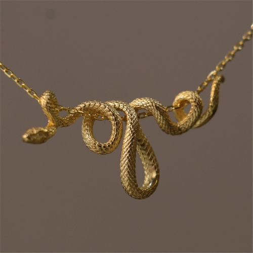 Collana a serpente avvolto, stile neutro e cool 1