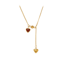 - Collana con ciondolo a forma di nappa e piccola clavicola,