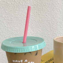 Bunter 470 ml Plastik-Wasserbecher 9,8 cm Strohhalmdeckel