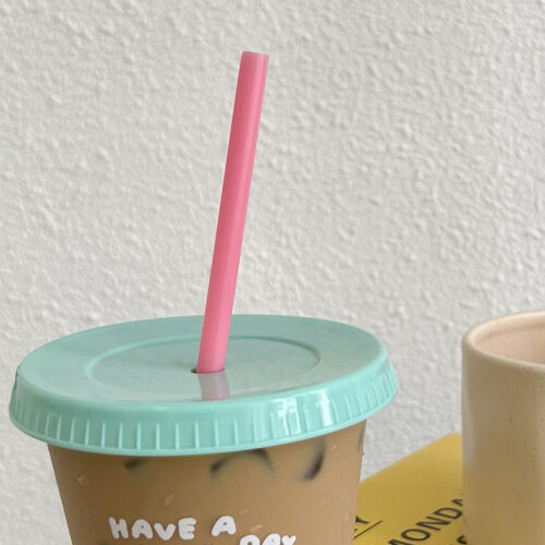 Bunter 470 ml Plastik-Wasserbecher 9,8 cm Strohhalmdeckel