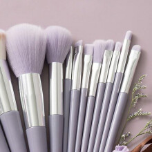 Juego de 13 brochas de maquillaje con mango morado para el rostro.