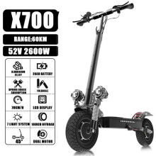 BAZARLAND30.Aikuisille tarkoitettu sähköskootteri, jossa on 2 600 W kaksoismoitori, huippunopeus 60 km/h ja 40 km autonomia.